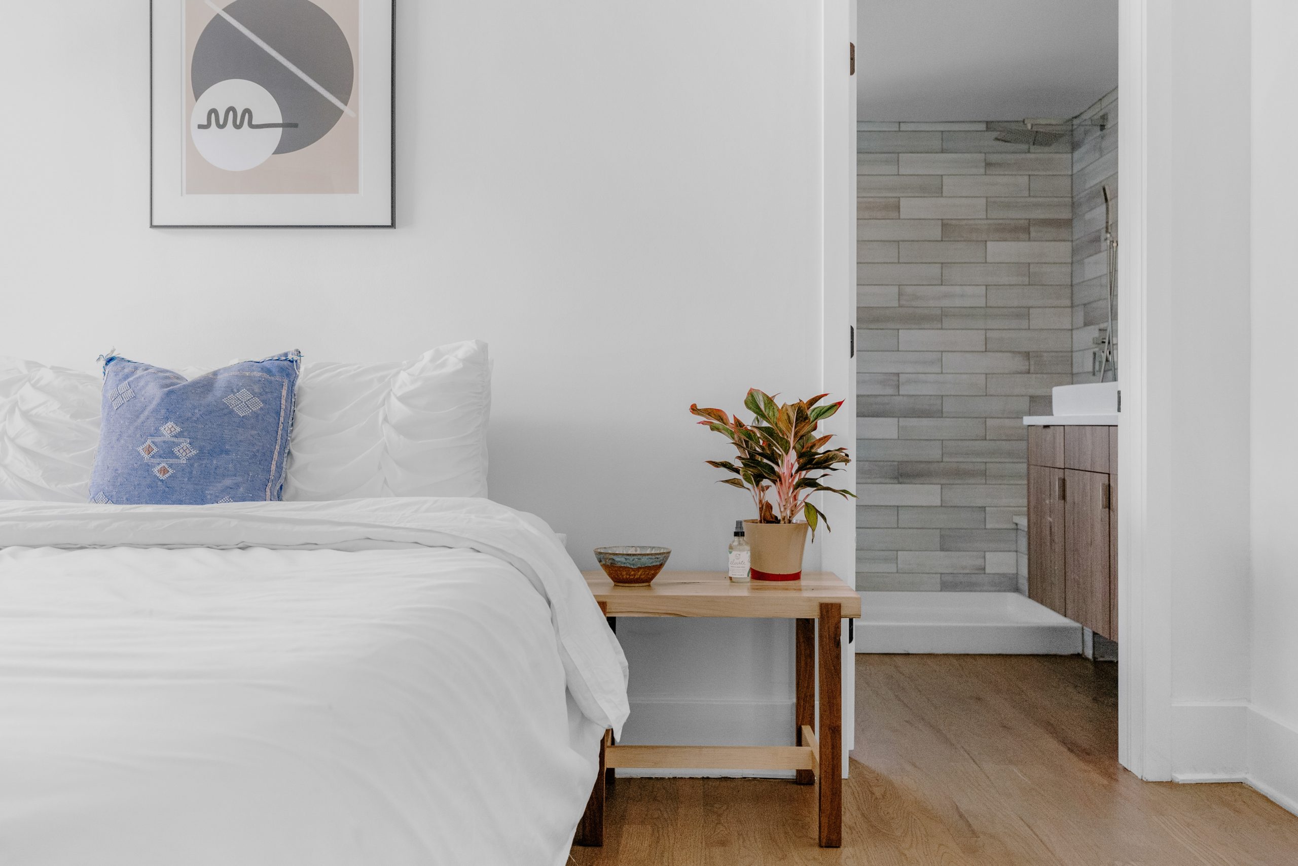 5 Easy Ways to Create Space in Your Bedroom